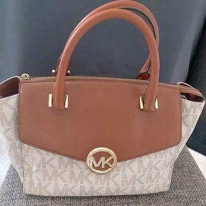 Medium size Michael Kors satchel handbag real authentic.